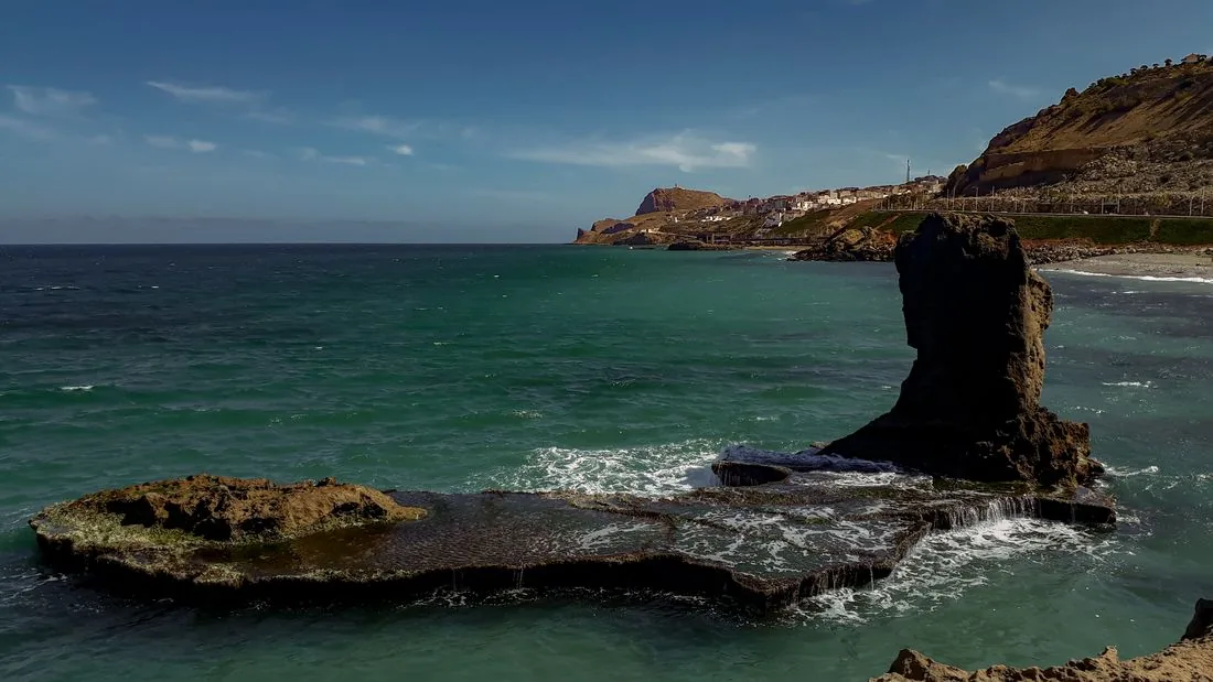 Une côte rocheuse au bord d’une mer turquoise