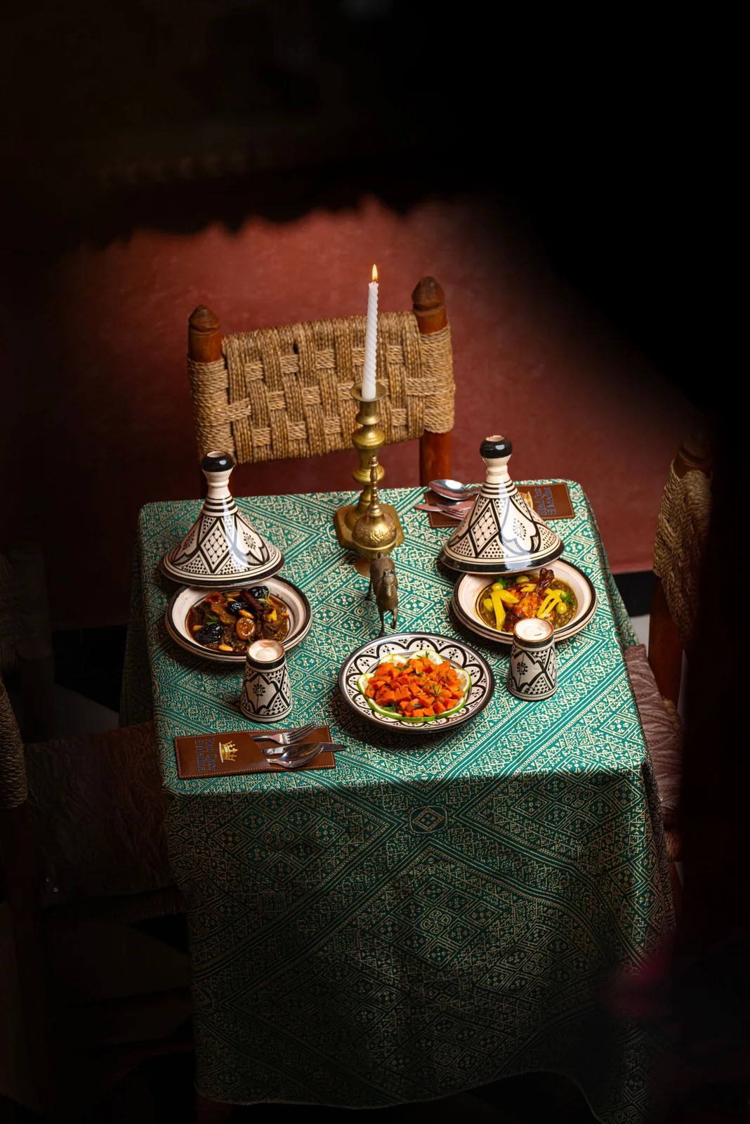 Table de restaurant marocain dressée pour deux